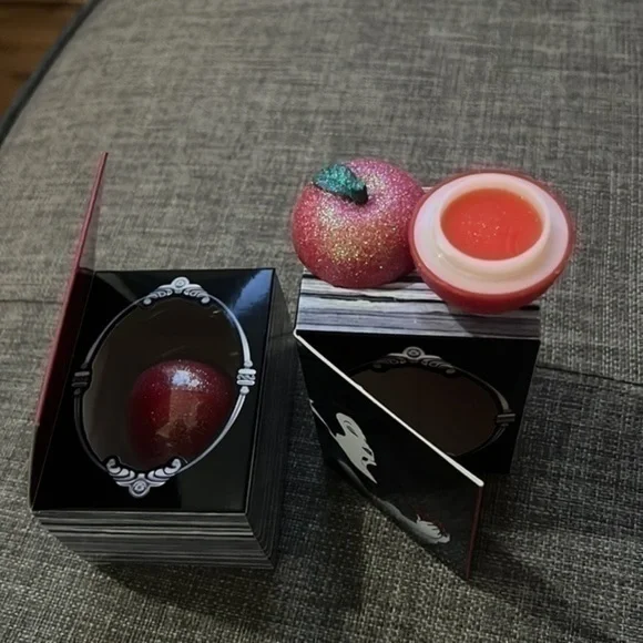 Snow White Lip Gloss - Picture 6 of 7